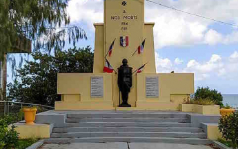 Monument au mort de Baie-Mahault sous un ciel mitigé