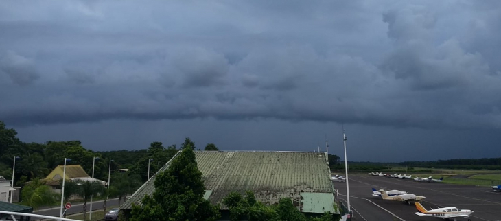 Arcus sous cellule orageuse à Sainte-Rose 