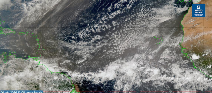 Brume de poussières sahariennes sur l'Atlantique