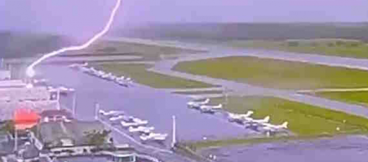 Elcair sur l'aéroport de les Abymes le Raizet le 28 juin