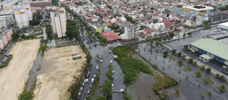 Survol de Pointe-à-Pitre par la gendarmerie, suite aux inondations, 30 avril 2022