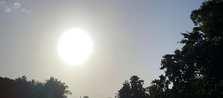 Temps ensoleillé et brumeux