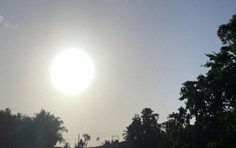 Temps ensoleillé et brumeux