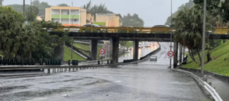 Inondations sous le pont de Baimbridge au passage de l'OT 44